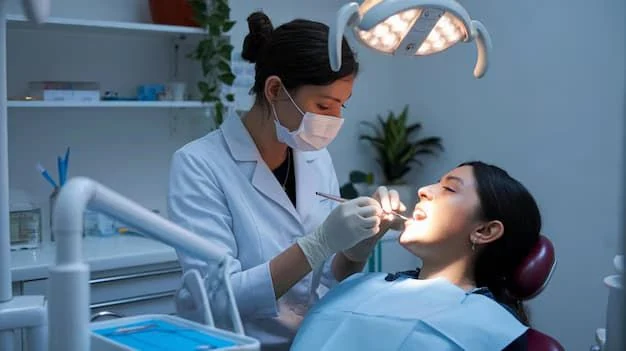 Dentista explicando o plano de tratamento ao paciente na cadeira